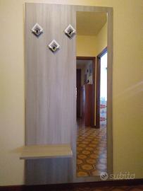 Mobile per ingresso con specchio e appendiabiti.