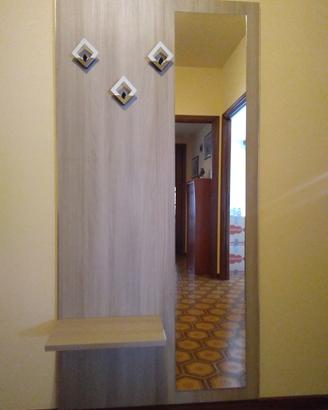 Mobile per ingresso con specchio e appendiabiti.