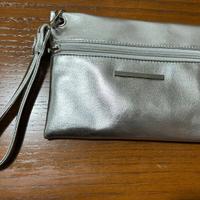 Pochette argento con power bank incorporato