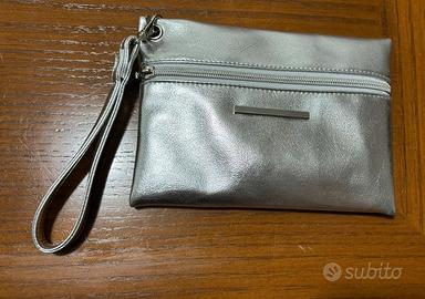 Pochette argento con power bank incorporato