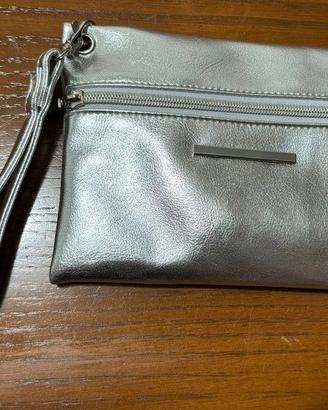 Pochette argento con power bank incorporato