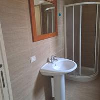 Lavandino con rubinetto e  specchiera