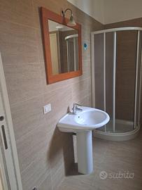 Lavandino con rubinetto e  specchiera