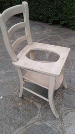 Antica e vecchia comoda in legno toilette wc