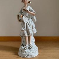 Statuetta femminile in porcellana