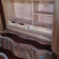 mobile d'epoca con scomparti in radica di noce 