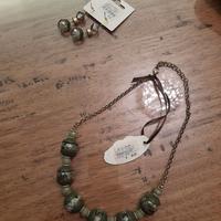 Set di gioielli composto da orecchini e collana.