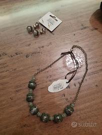 Set di gioielli composto da orecchini e collana.