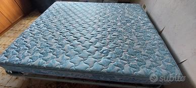 Materasso matrimoniale a molle usato pochi mesi 