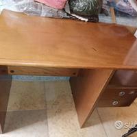 Scrivania con cassettiera