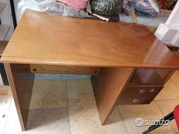 Scrivania con cassettiera