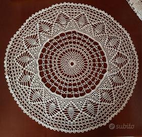 centrino rotondo realizzato interamente a mano 