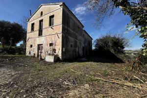 Casa colonica da ristrutturare con ampia corte