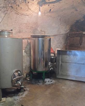 Botti e vasca inox, pigiatrice e torchio per vino