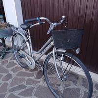 bicicletta da donna  con cestino  revisionata 