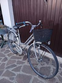 bicicletta da donna  con cestino  revisionata 