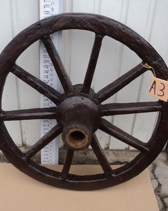 Ruota in legno antica restaurata A 3
