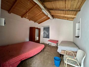 CASA DI CORTE A VEROLI