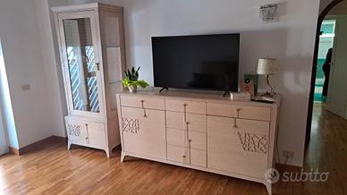 Sala da pranzo con vetrina color sabbia sarda