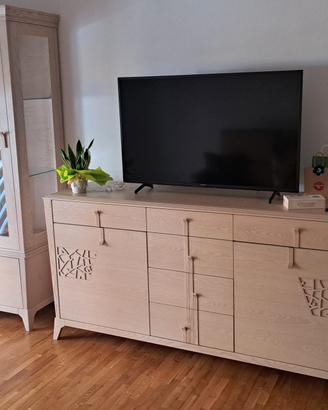 Sala da pranzo con vetrina color sabbia sarda