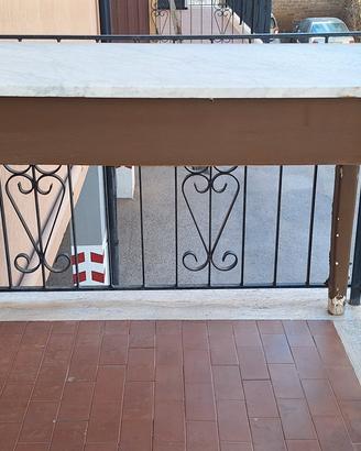 Tavolo con piano in marmo