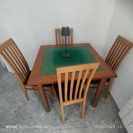 Tavolo gioco con le originali quattro sedie.