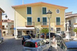 Locali commerciali in piazza Santa Caterina