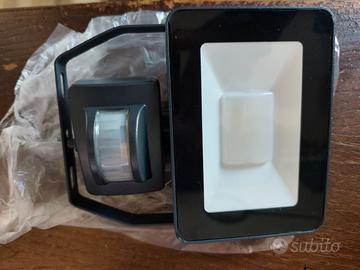 Faro da esterno con sensore di movimento