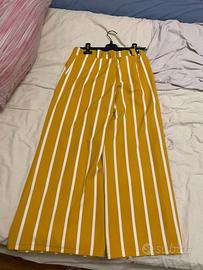 Pantaloni gialli con righe bianche