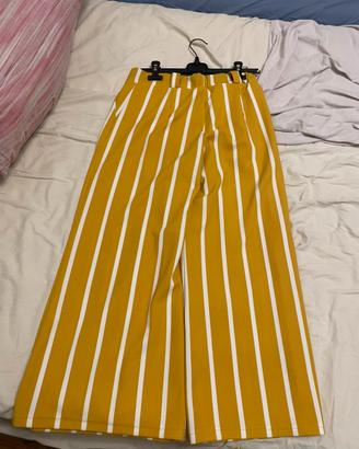 Pantaloni gialli con righe bianche
