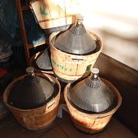    5. damigiane in vetro da 35 litri. 