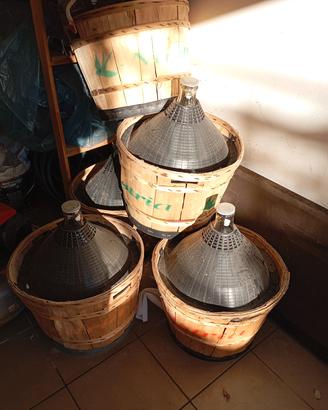    5. damigiane in vetro da 35 litri. 