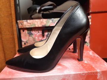 Décolleté nero di pelle