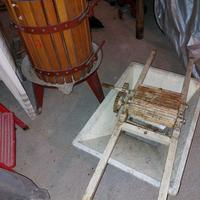 Torchio manuale per uva in ferro e legno