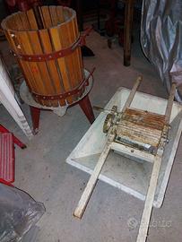 Torchio manuale per uva in ferro e legno