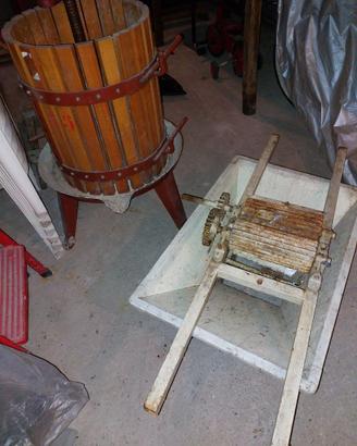 Torchio manuale per uva in ferro e legno