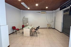 Bottega su strada passante