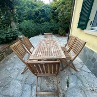 Tavolo in legno da esterno con sedie