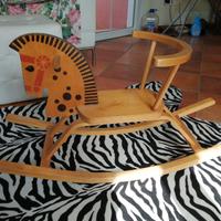 Cavallino a dondolo in legno per bambini.