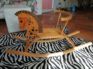 Cavallino a dondolo in legno per bambini.