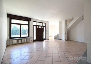 Casa indipendente di 136 m² con 5 locali e box aut