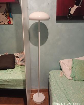 lampada con piantana Ikea 