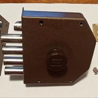 Serratura di sicurezza a 4 pistoni senza aste.