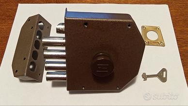 Serratura di sicurezza a 4 pistoni senza aste.