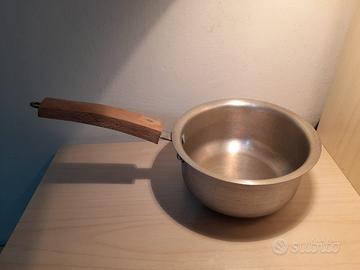 Pentola in alluminio diam 18 cm con manico in legn