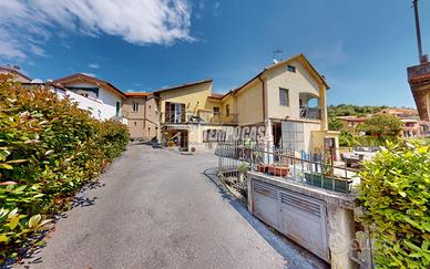 CASA SEMI-INDIPEDENTE CON CORTE ESTERNA