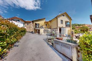 CASA SEMI-INDIPEDENTE CON CORTE ESTERNA