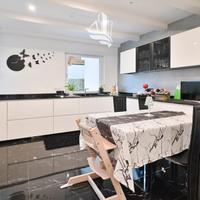 Casa bifamiliare completamente ristrutturata con a