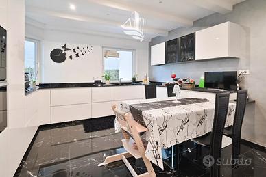 Casa bifamiliare completamente ristrutturata con a