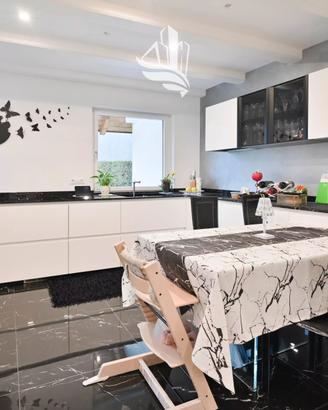 Casa bifamiliare completamente ristrutturata con a